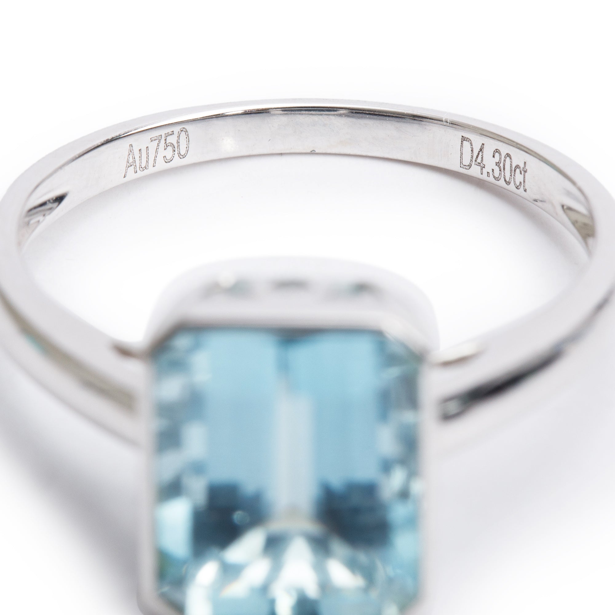 18k White Gold 4.30 ct. Aquamarine Solitaire Ring, Size 10