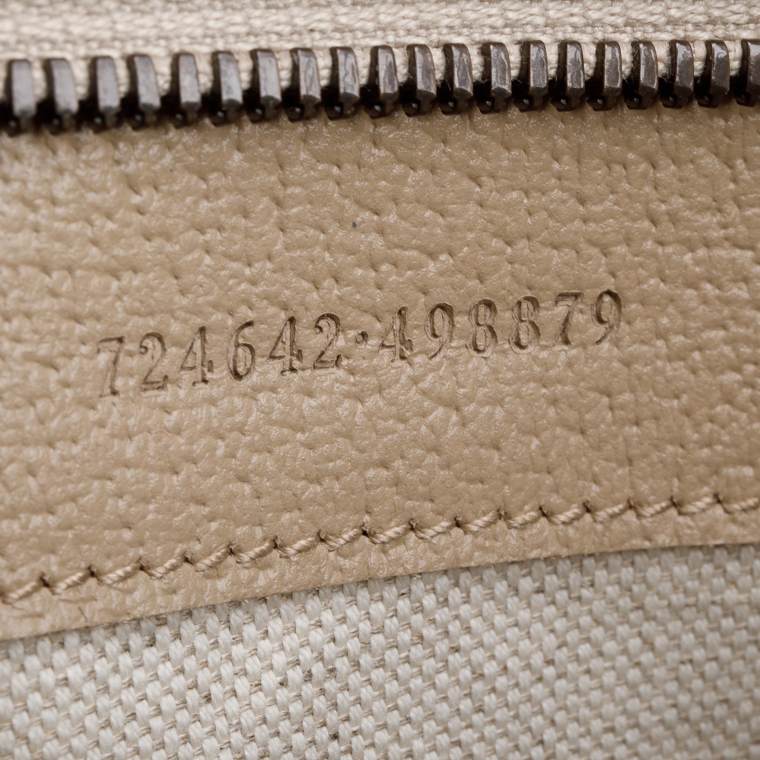 Gucci Beige GG Supreme Monogram Textured Dollar Calfskin Medium Savoy Duffle Bag w/ Strap