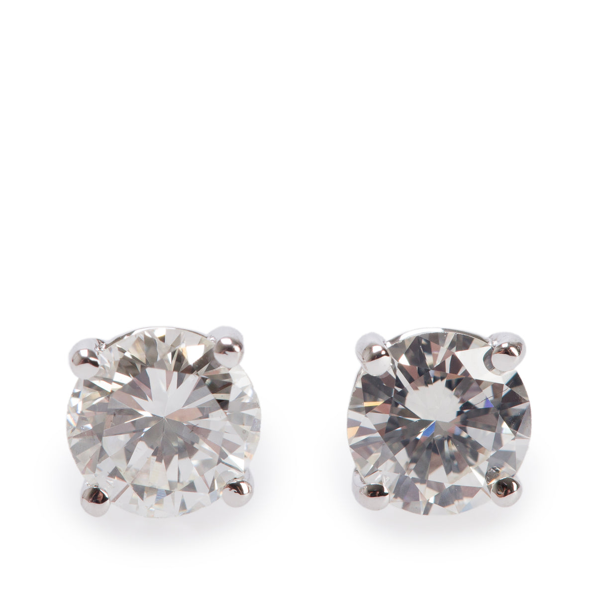 18k White Gold 0.66 tcw. Round Cut Diamond Stud Earrings