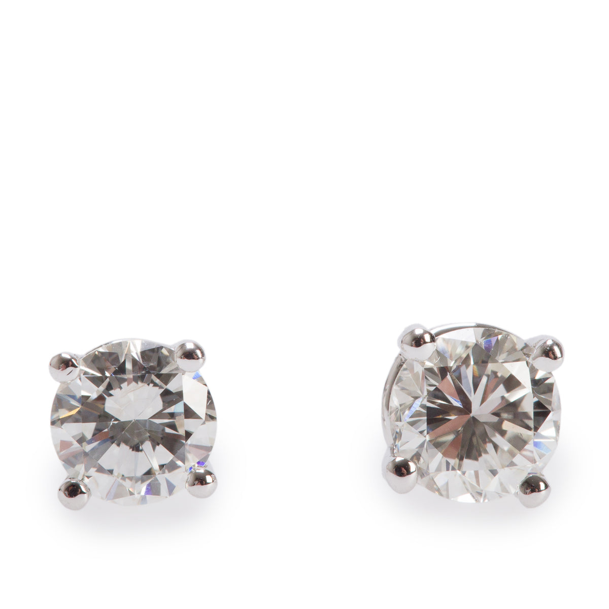 18k White Gold 0.66 tcw. Round Cut Diamond Stud Earrings