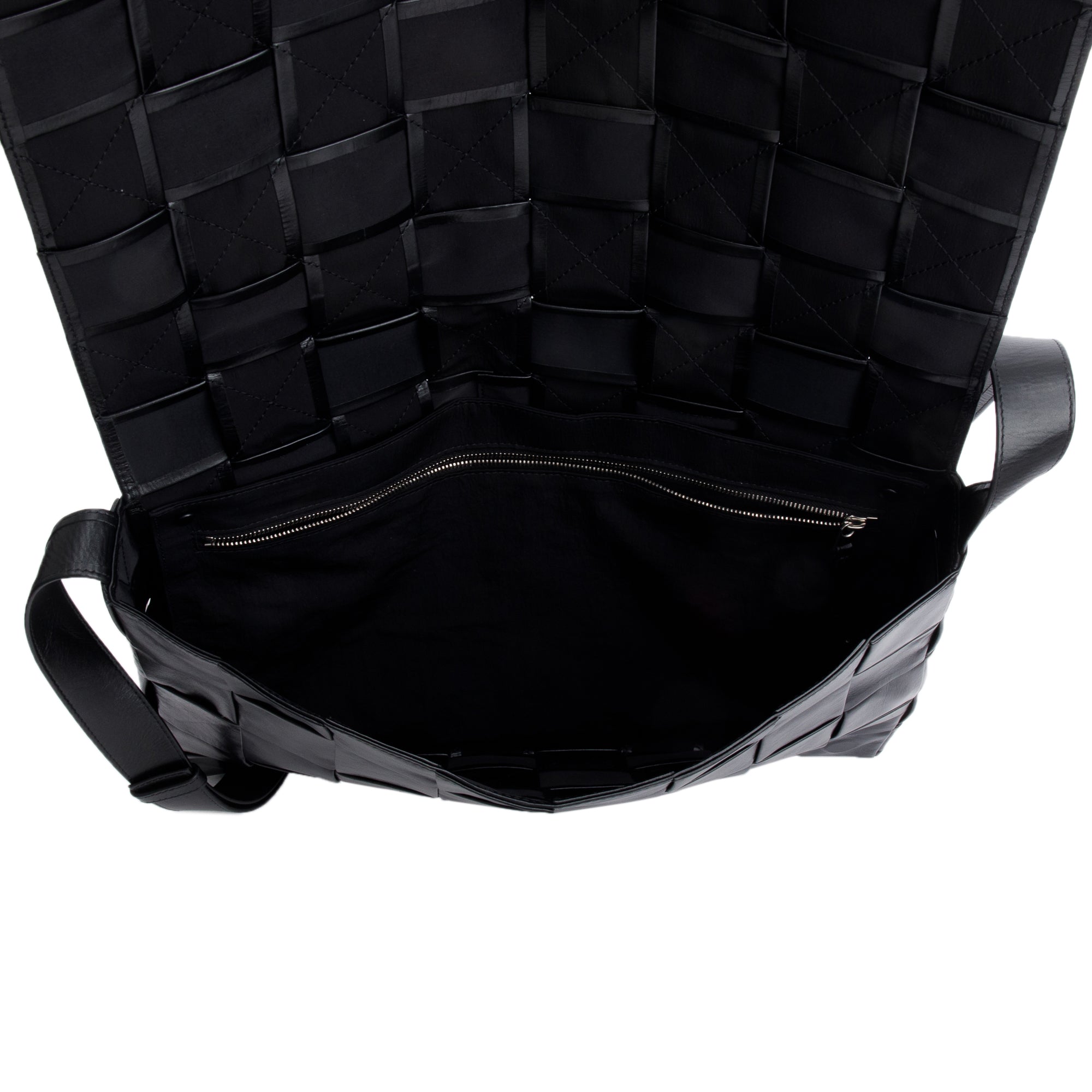 Bottega Venetaen Black Intrecciato Leather Maxi Cassette Flap Messenger Bag