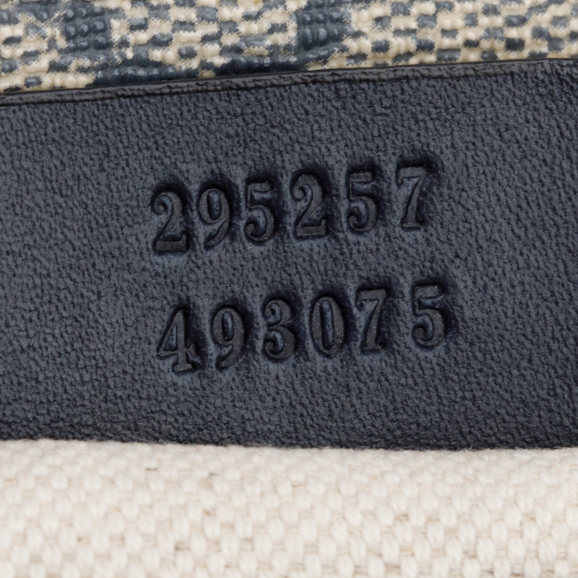 Gucci GG Supreme Navy Trim Front Zip Flat Messenger Bag