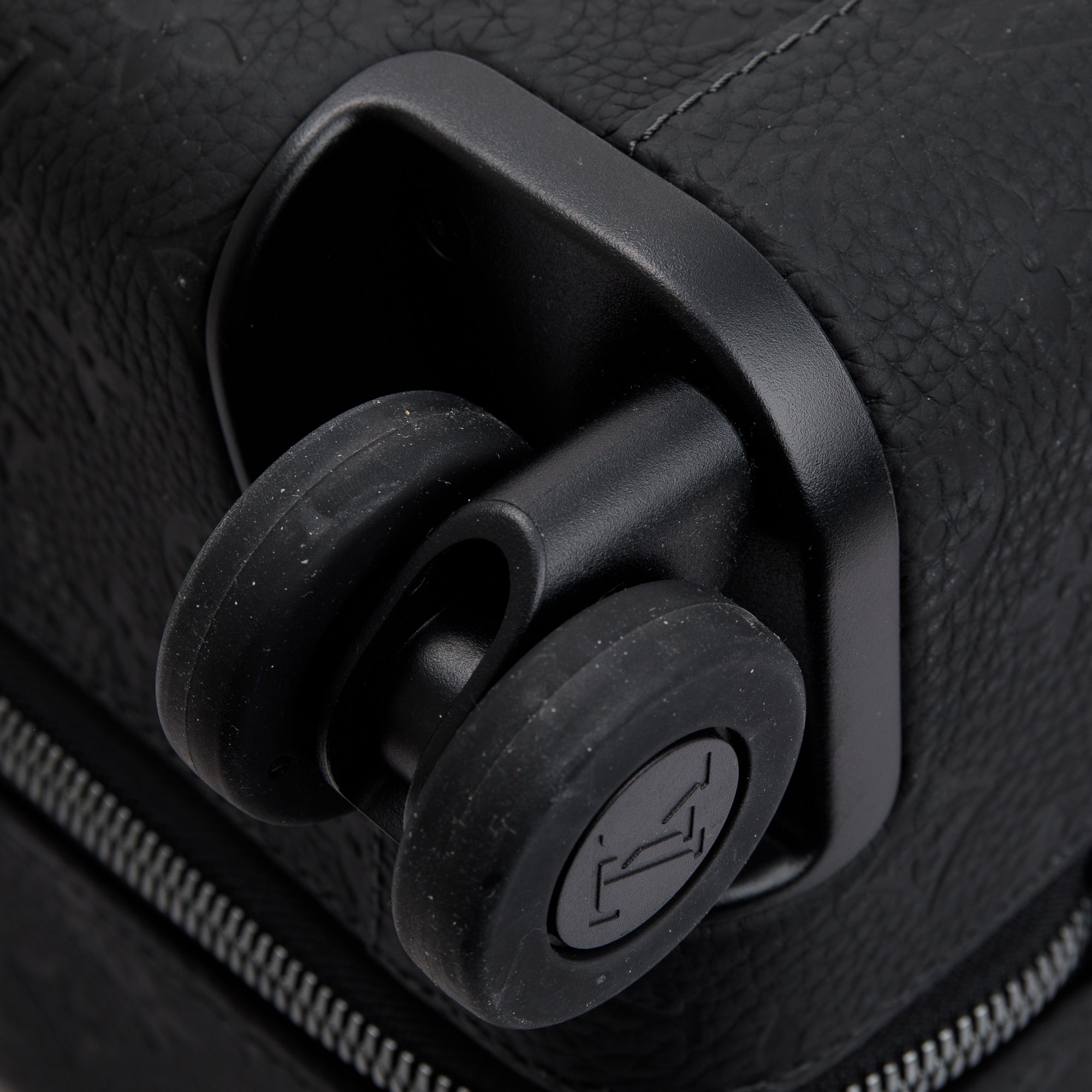 Louis Vuitton 2022 Black Taurillon Monogram Leather Horizon 55 Luggage w/ Box