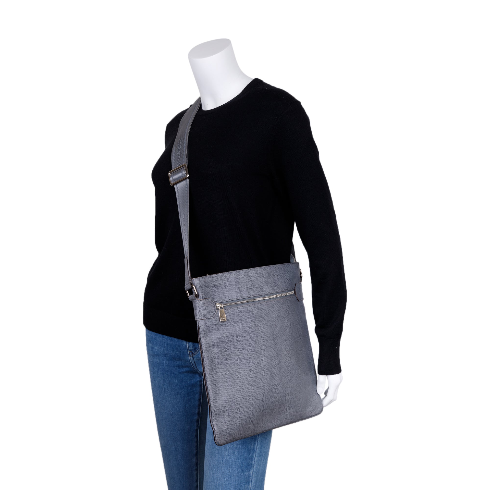 Louis Vuitton Taiga Leather Sasha Messenger Bag