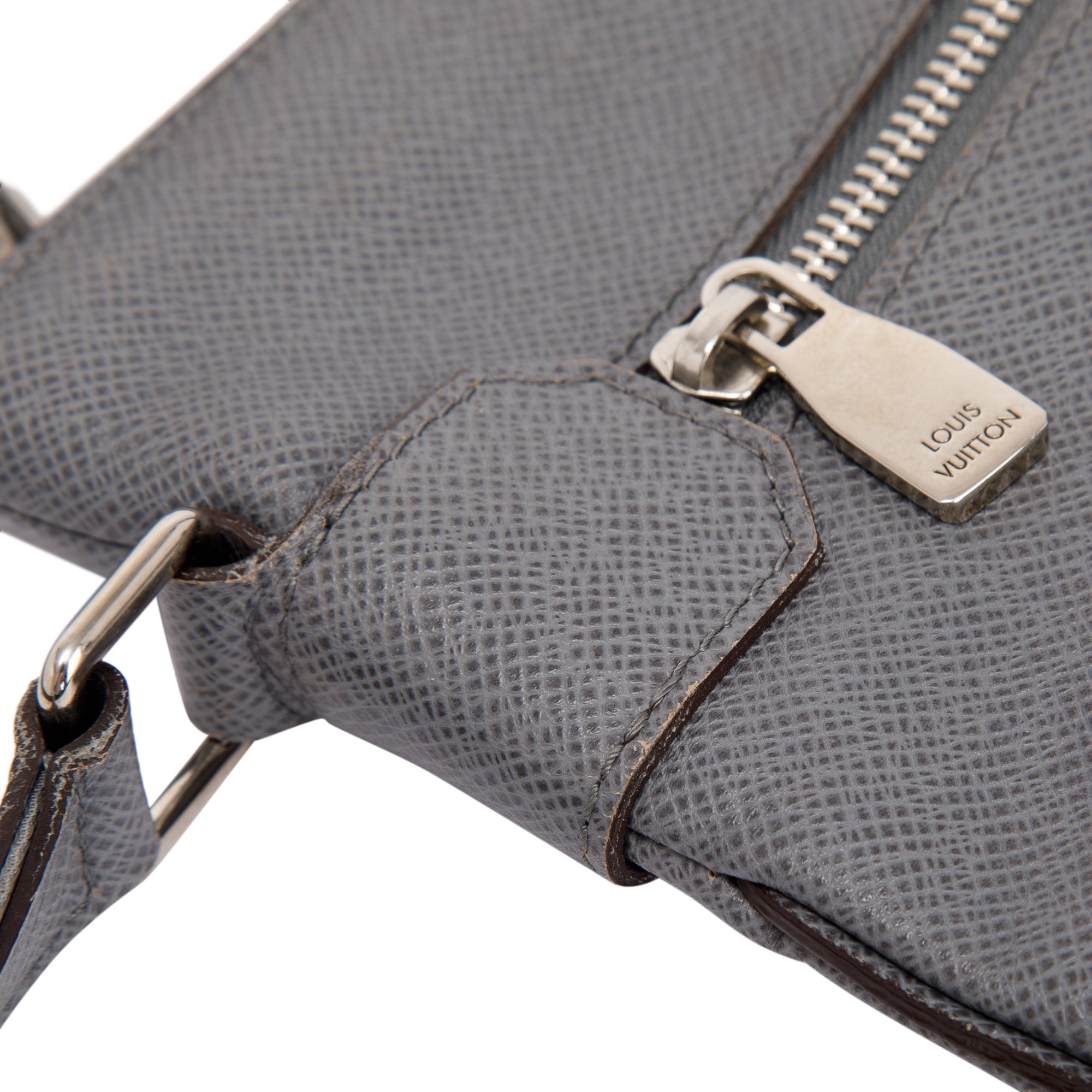 Louis Vuitton Taiga Leather Sasha Messenger Bag