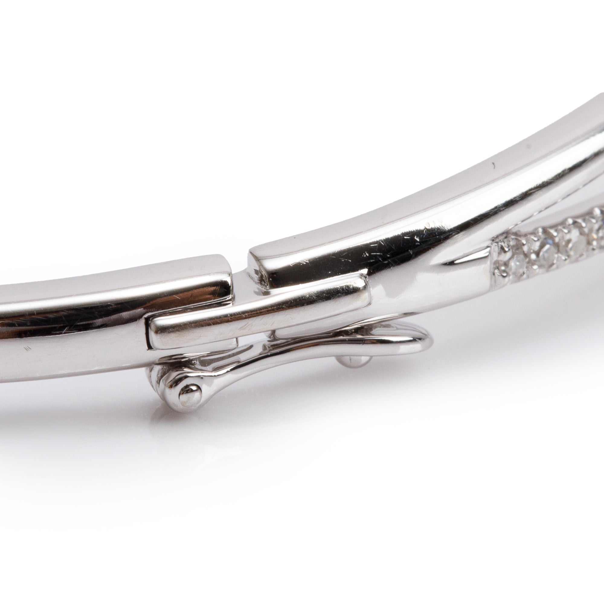 Vera Wang 14k White Gold Diamond Love Knot Bangle Bracelet w/ Box