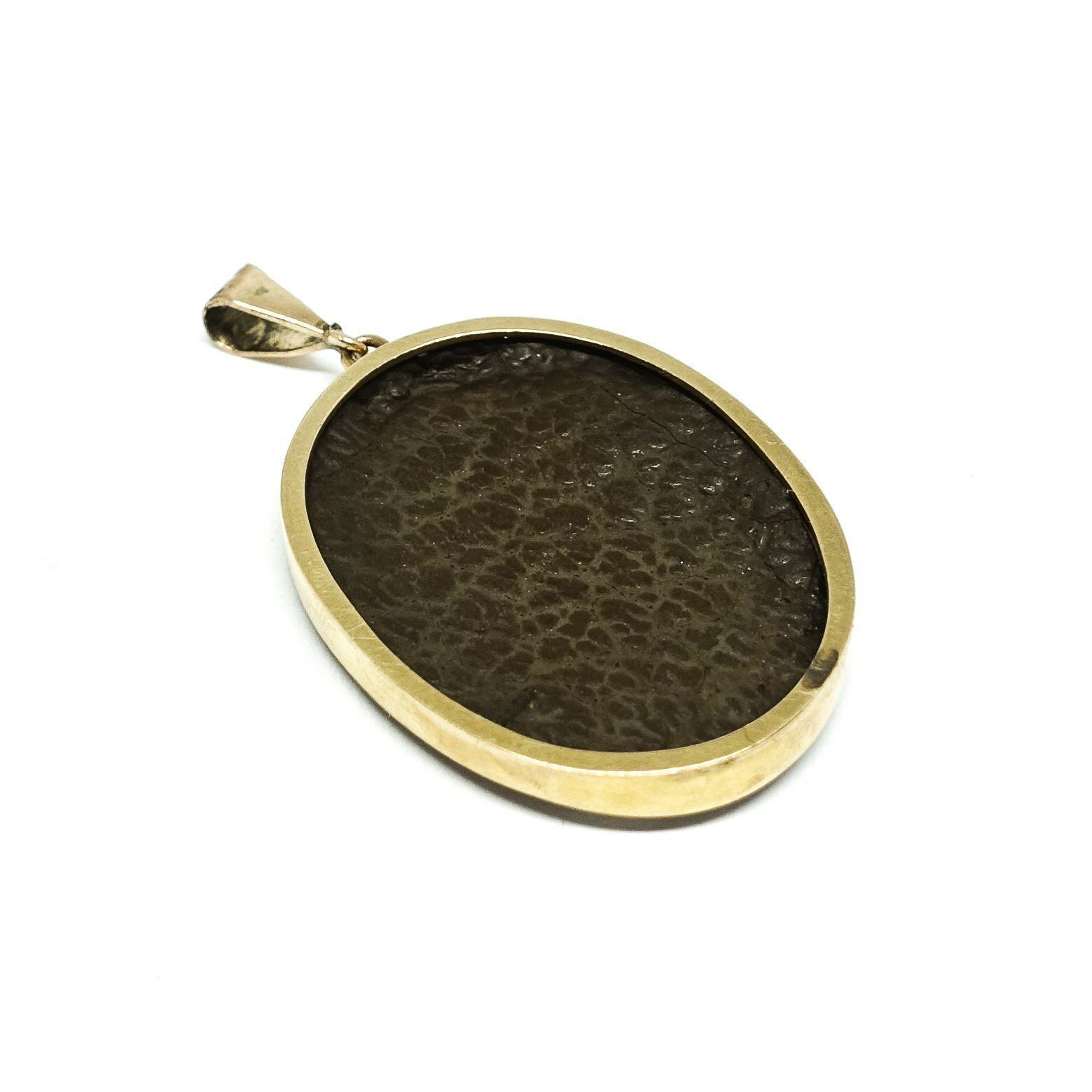 Antique Cameo Pendant in 9kt Yellow Gold