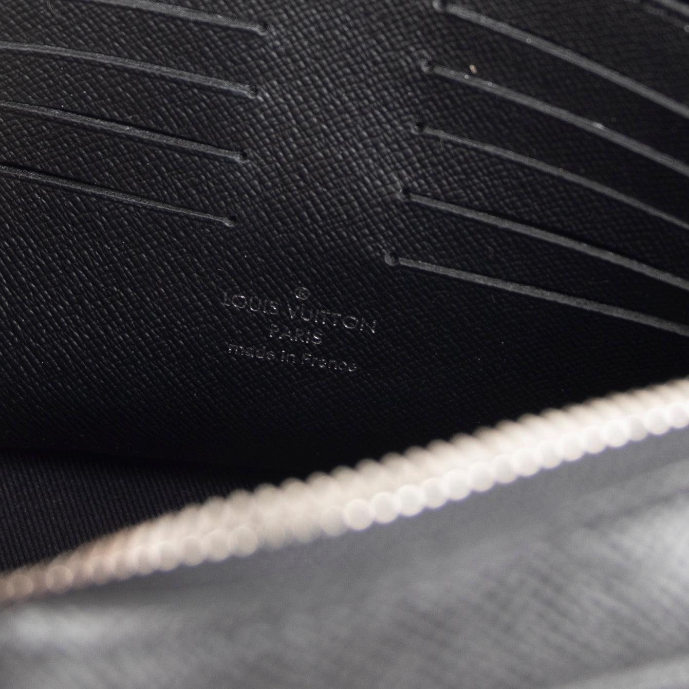 Louis Vuitton 2020 Taiga Leather Kasai Clutch