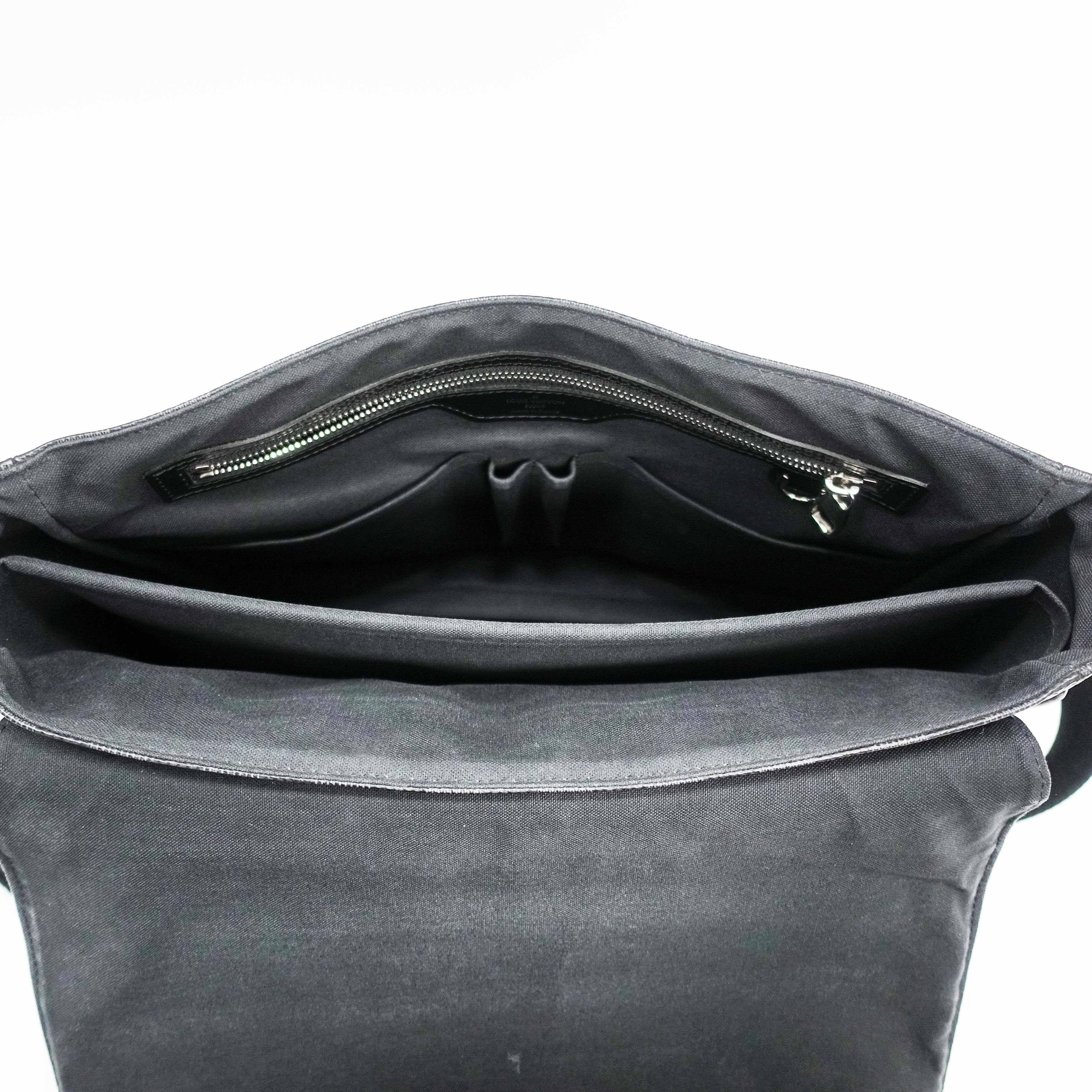 Louis Vuitton Damier Graphite Daniel MM Messenger Bag