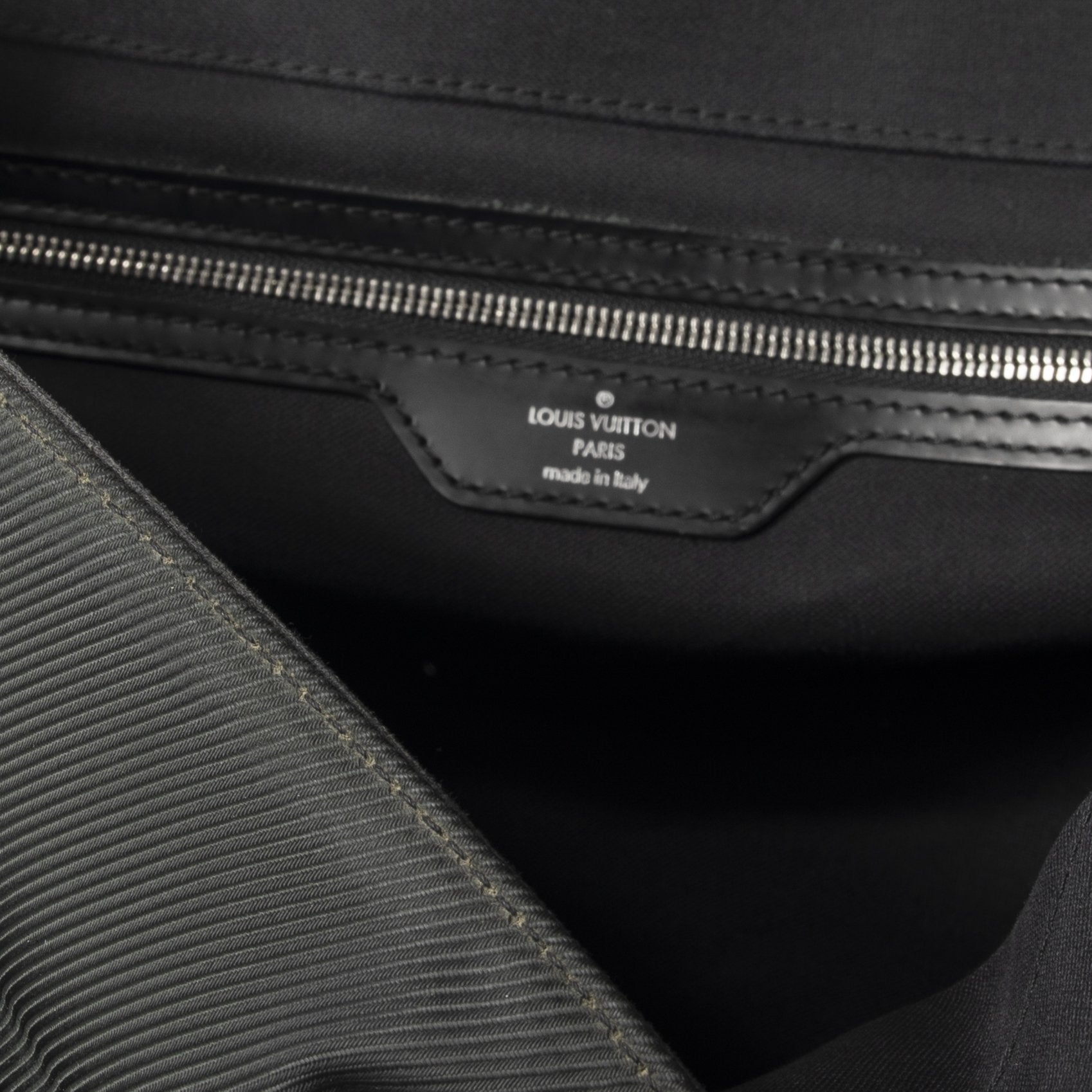 Louis Vuitton Taiga Dersou Messenger Bag