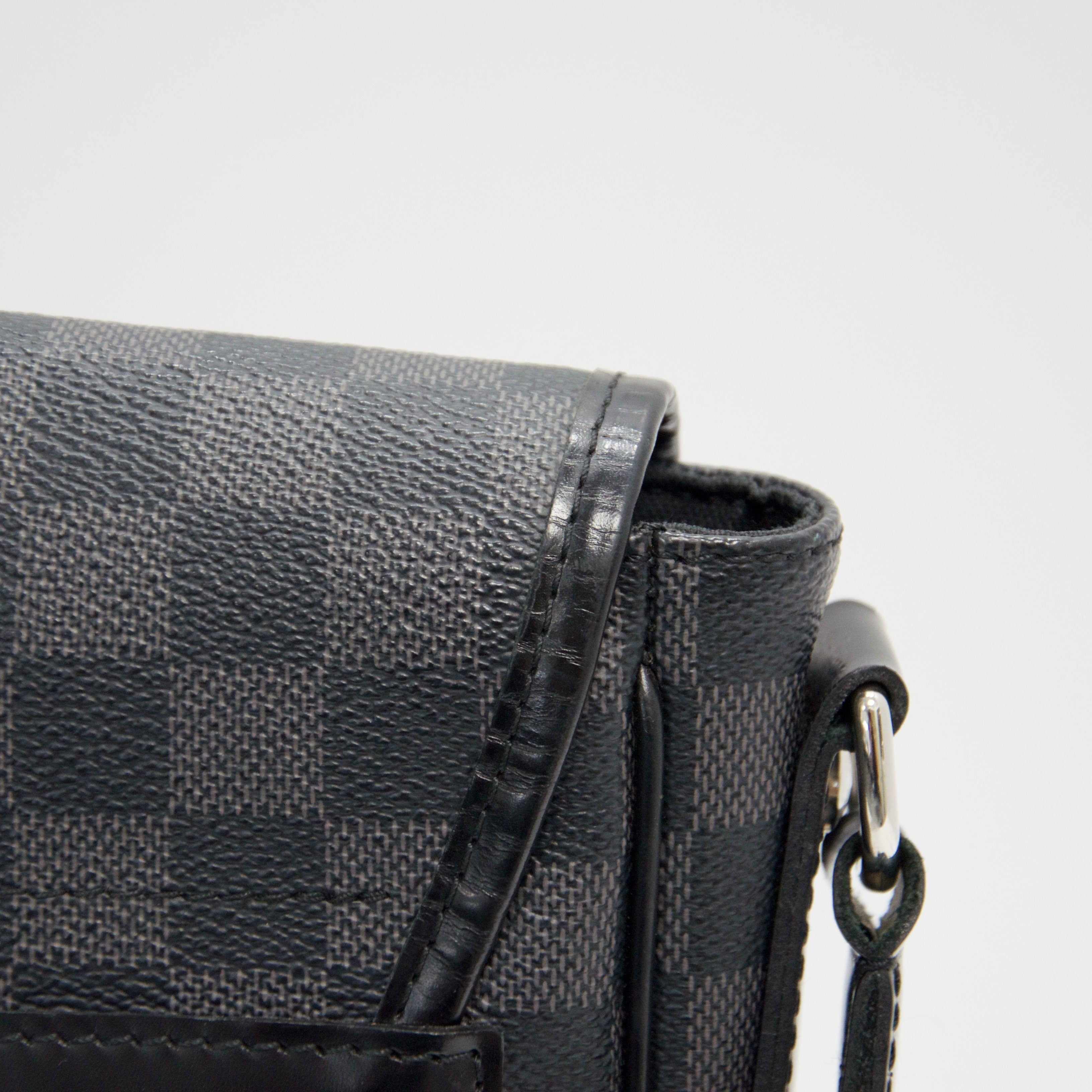 Louis Vuitton Damier Graphite Daniel MM Messenger Bag