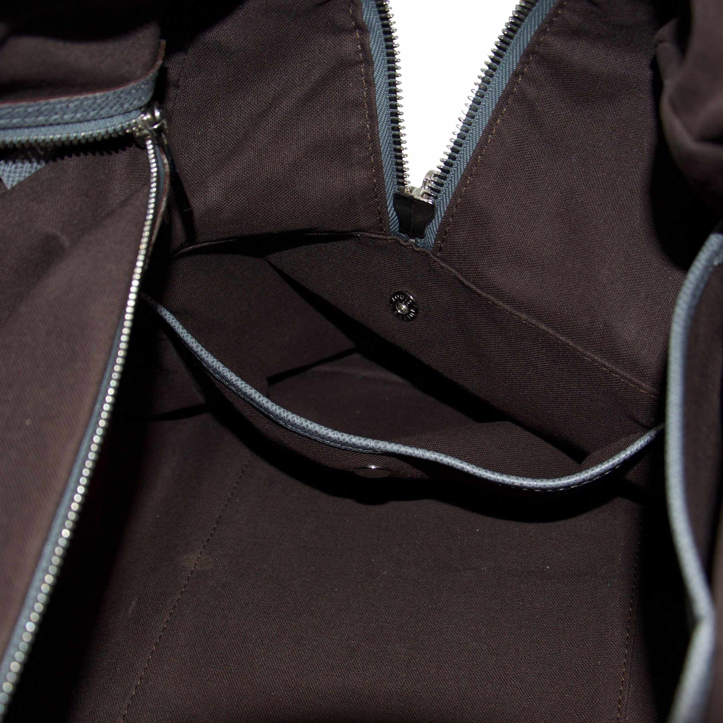 Louis Vuitton Taiga Kendall