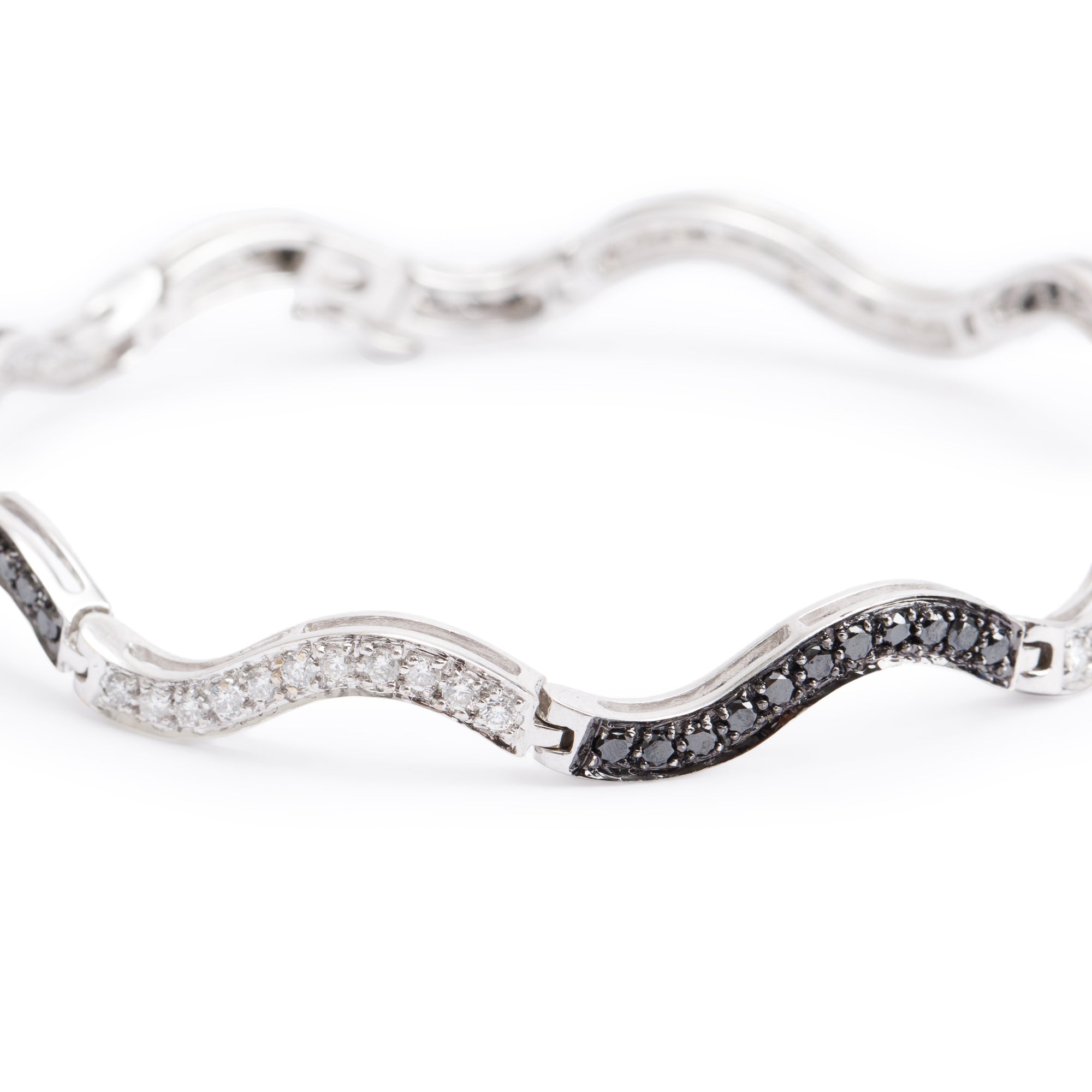 18k White Gold 1.60 tcw. Black & White Diamond Curved Link Bracelet