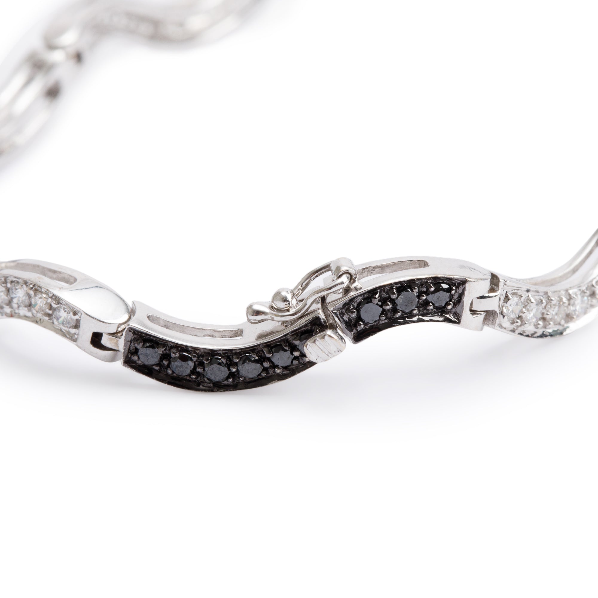 18k White Gold 1.60 tcw. Black & White Diamond Curved Link Bracelet