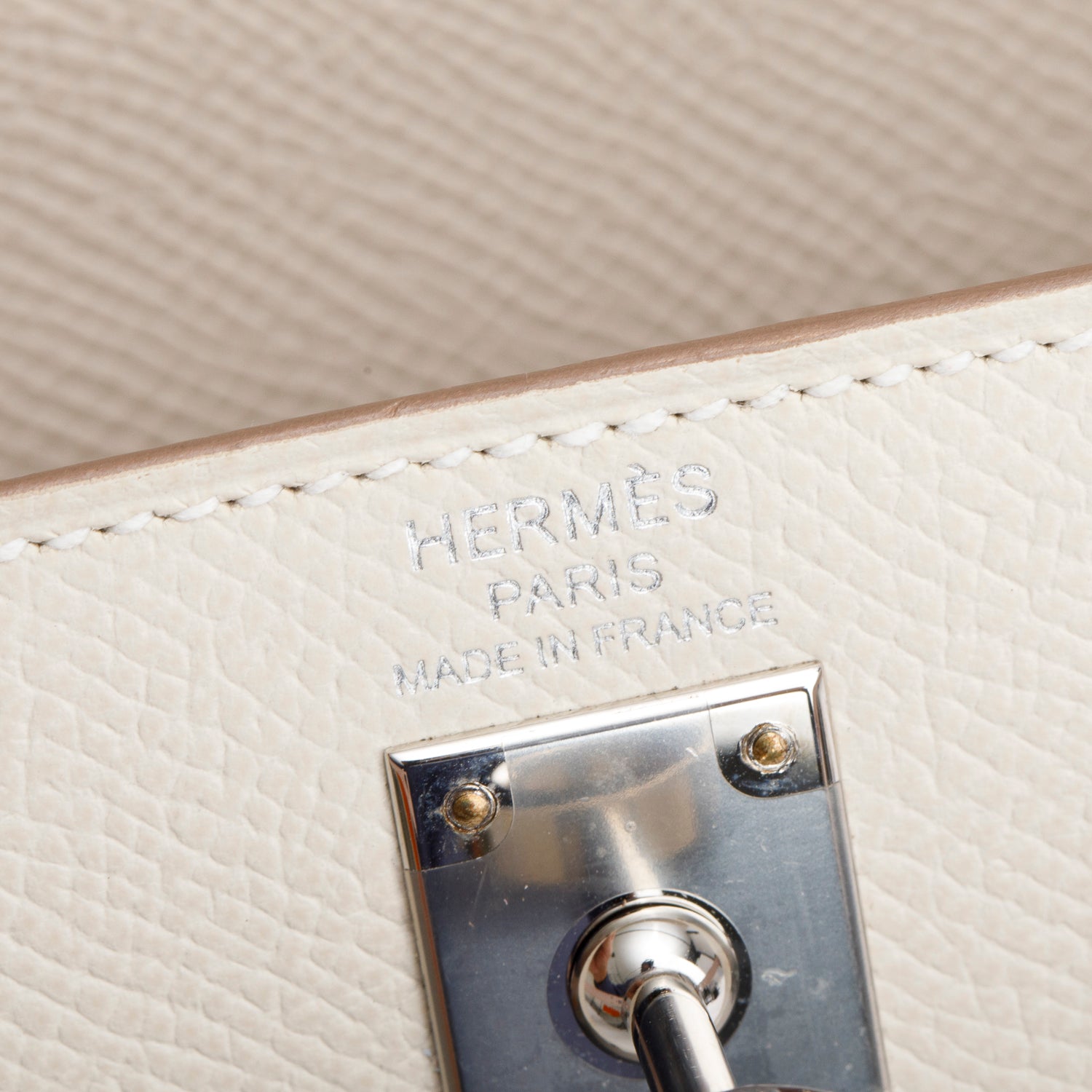 Hermes 2023 Craie/Mauve Pale/Gold Veau Epsom Kelly II Sellier 25 w/ Box & Strap