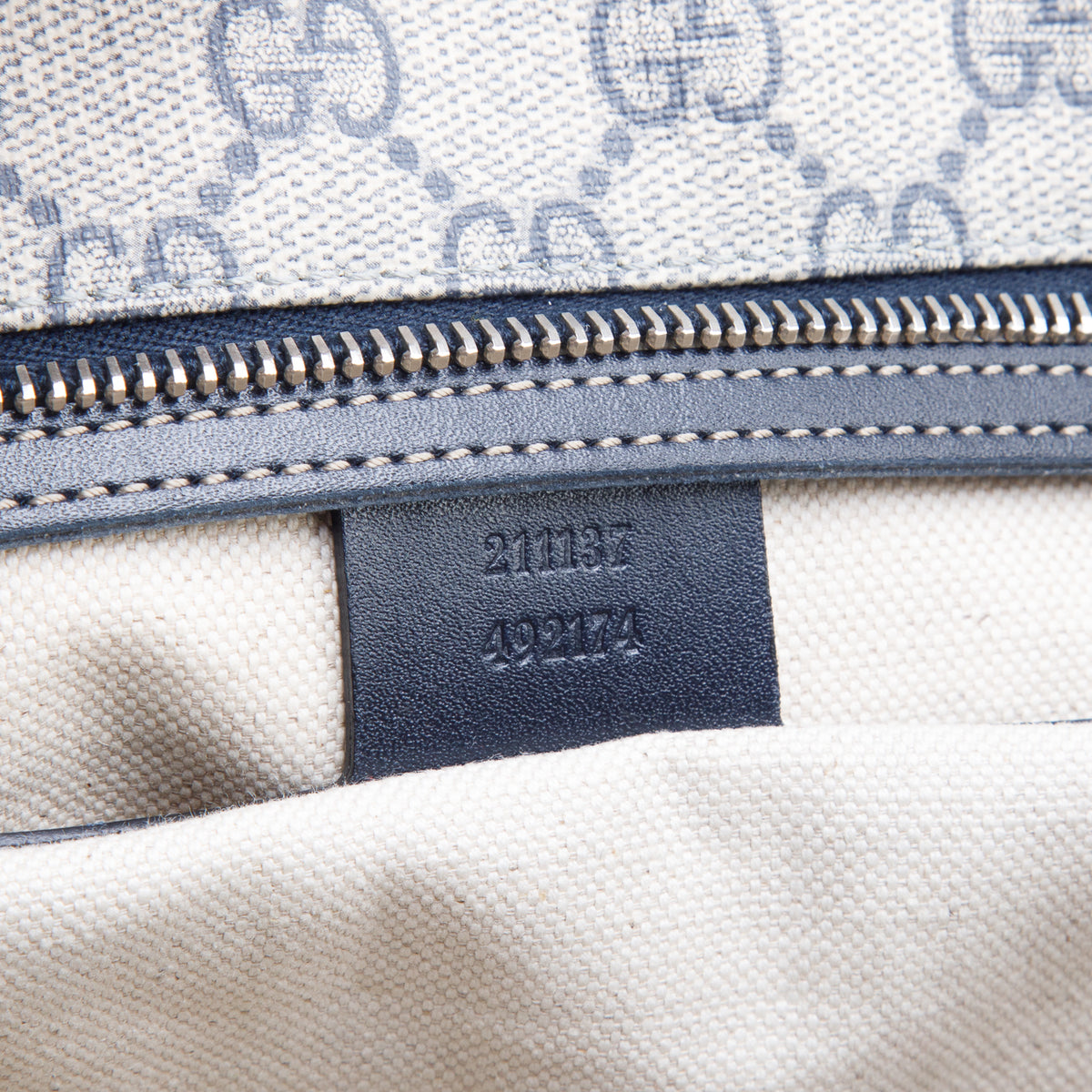 Gucci GG Supreme Monogram Medium Zippered Tote