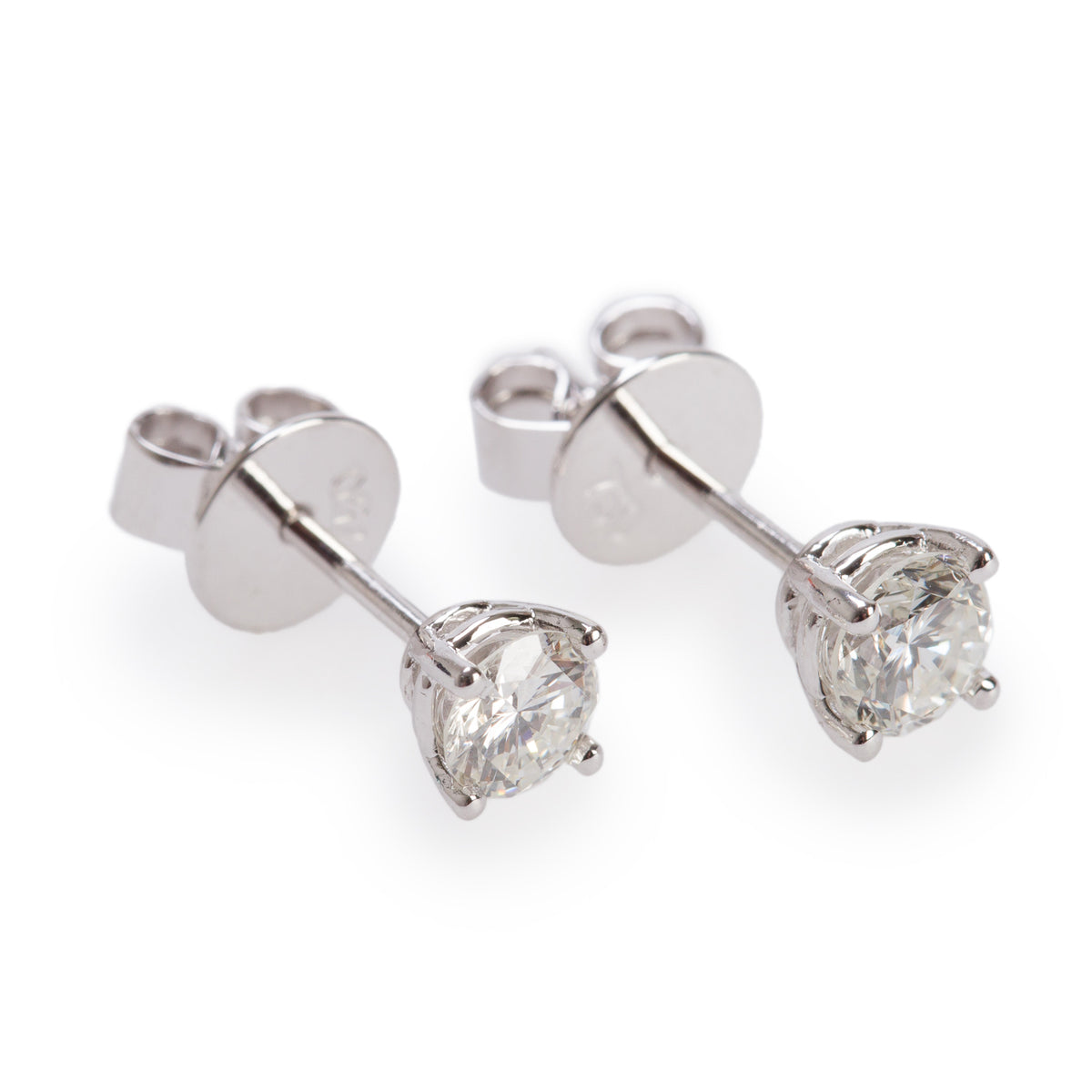 18k White Gold 0.66 tcw. Round Cut Diamond Stud Earrings