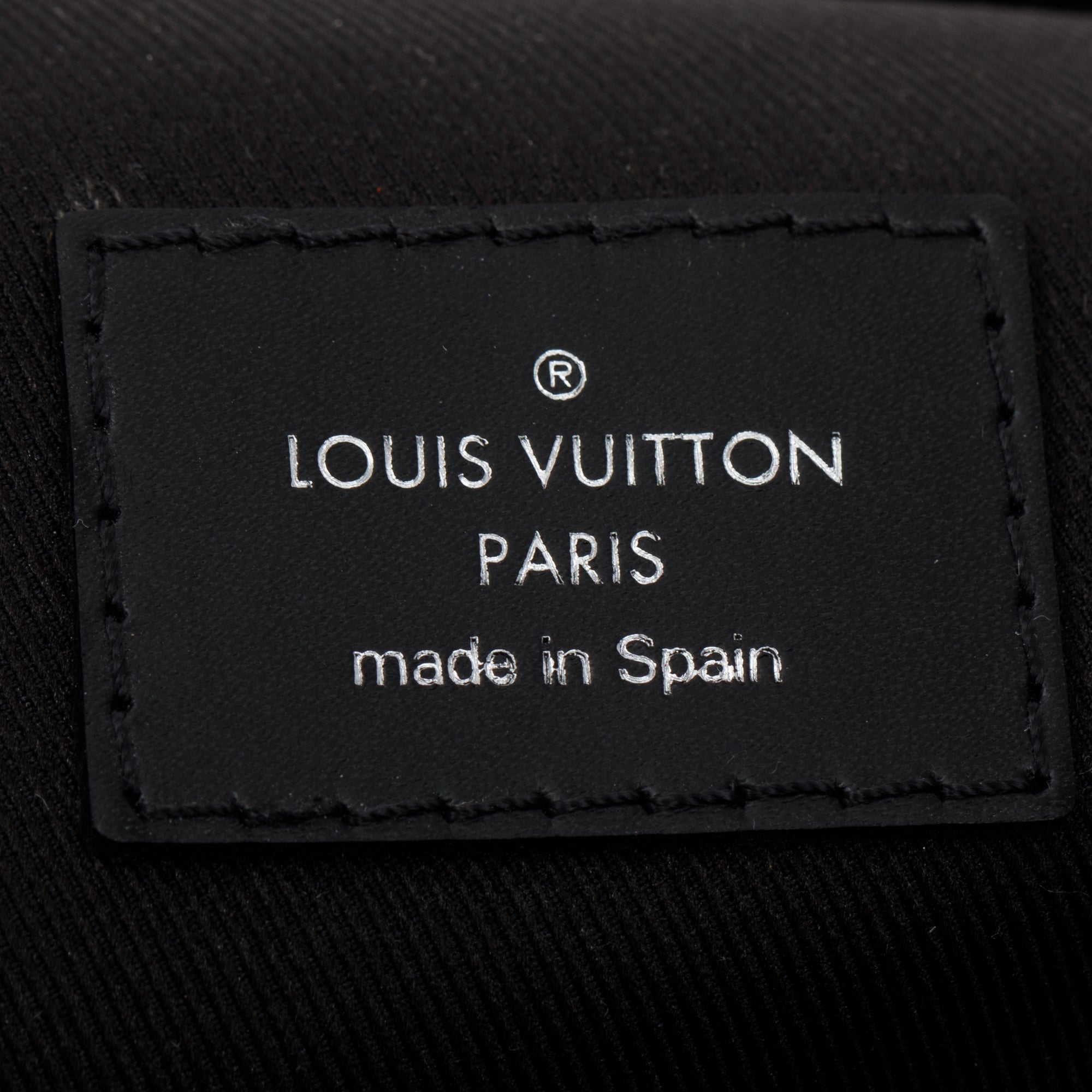 Louis Vuitton® Avenue Slingbag NM Graphite. Size