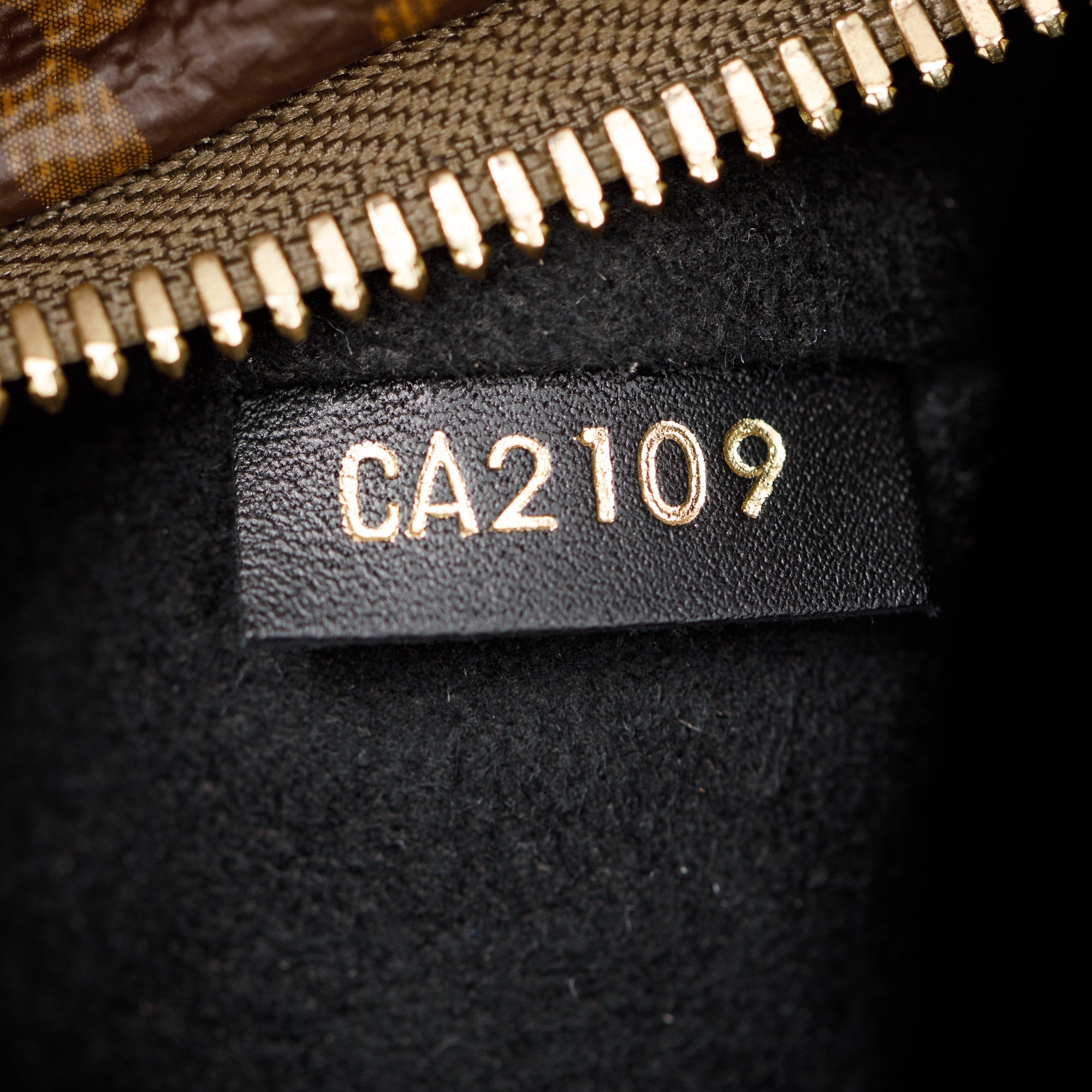 Louis Vuitton Creme & Khaki Leather Monogram V Tote MM w/ Strap