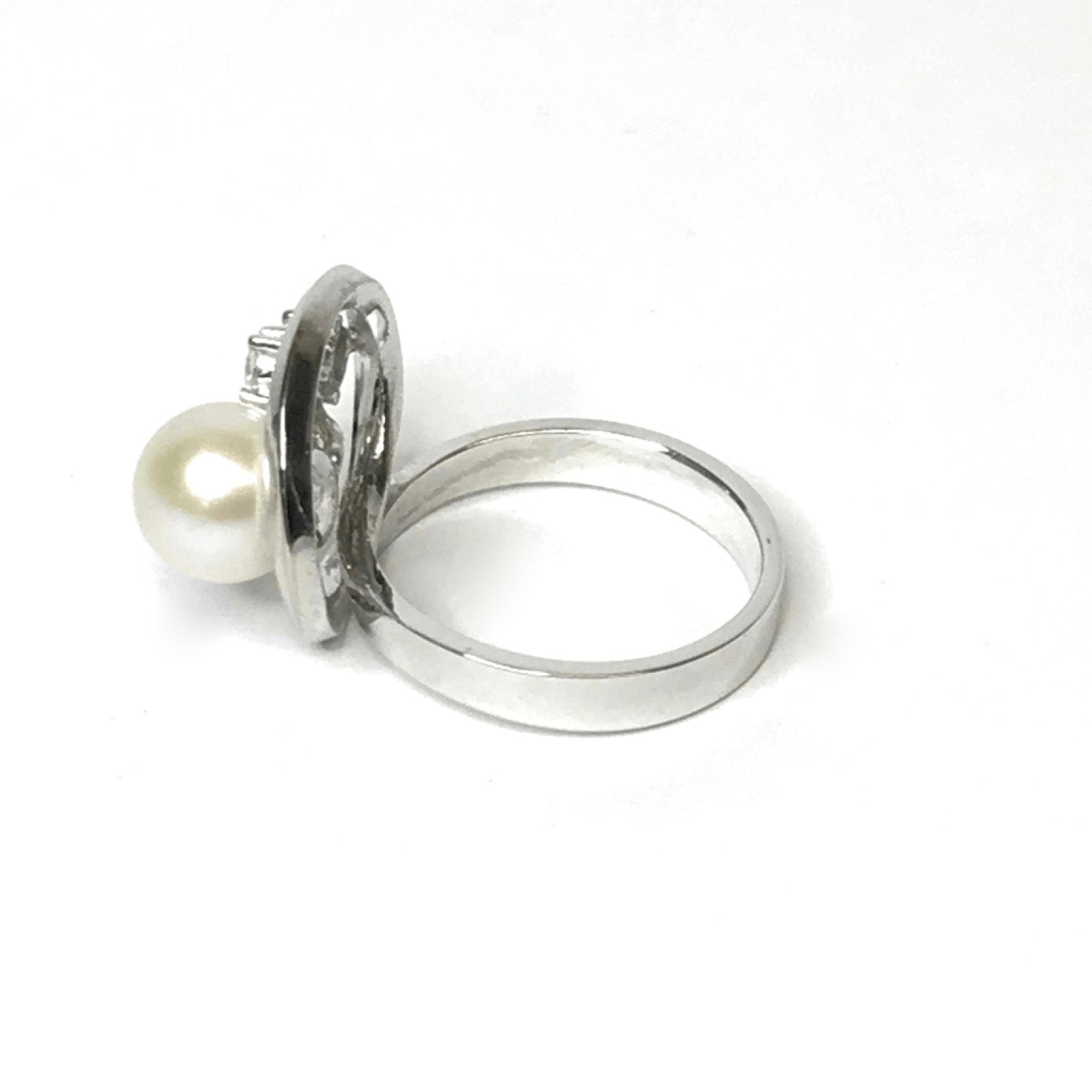 18K White Gold Pearl and Diamond Ring
