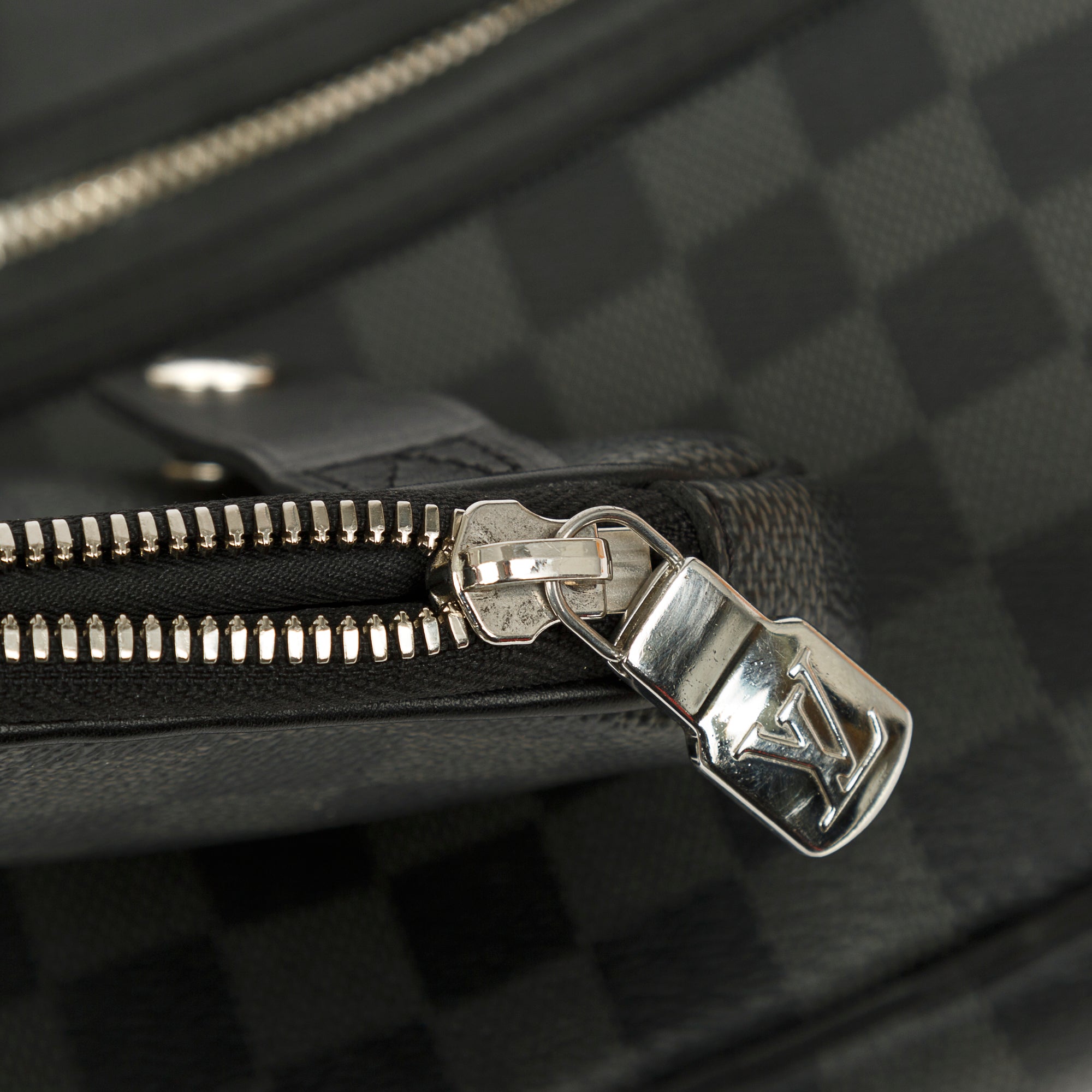 Louis Vuitton Damier Graphite Scott Messenger Shoulder Bag Men's N5001 in  2023