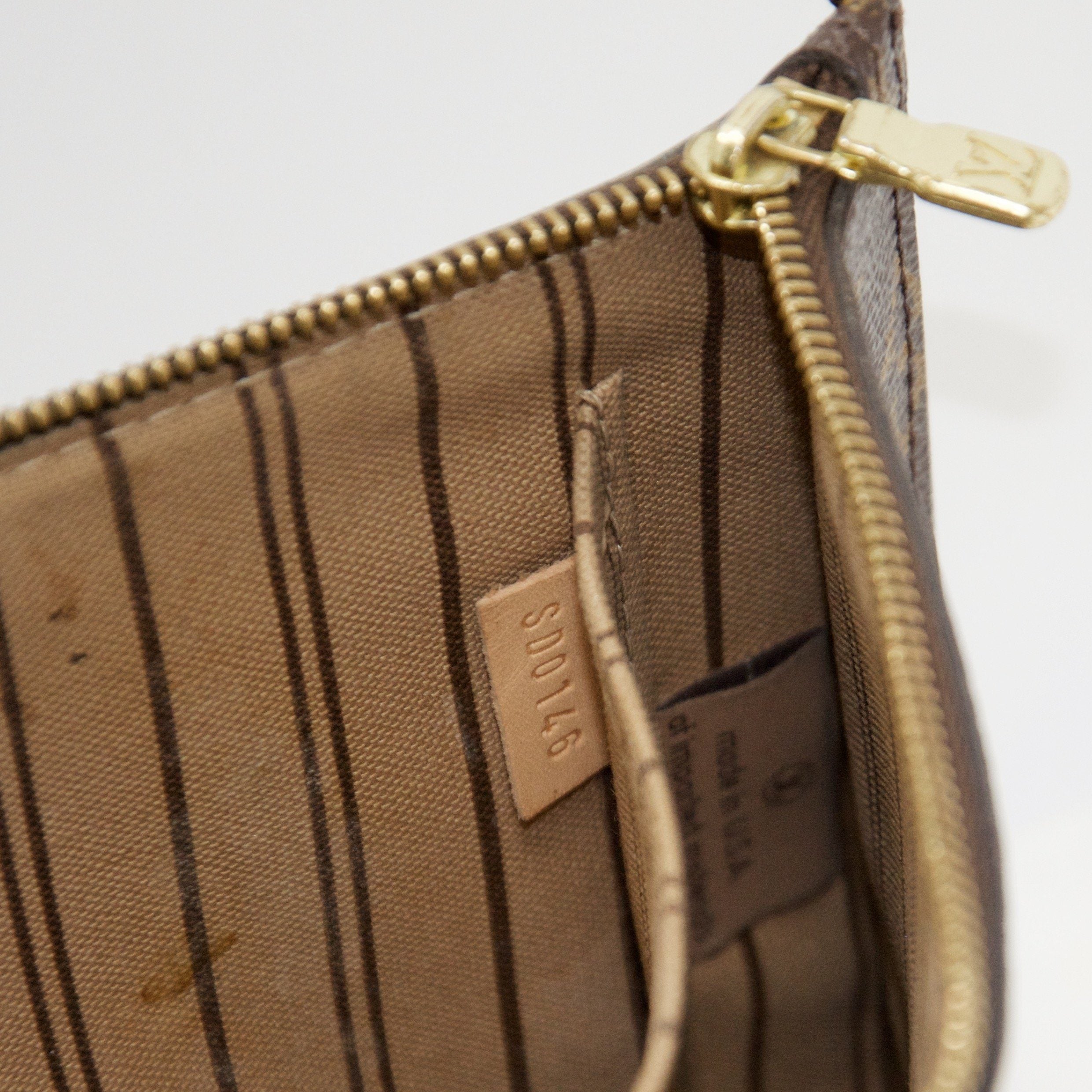 Louis Vuitton Monogram Neverfull Pouch