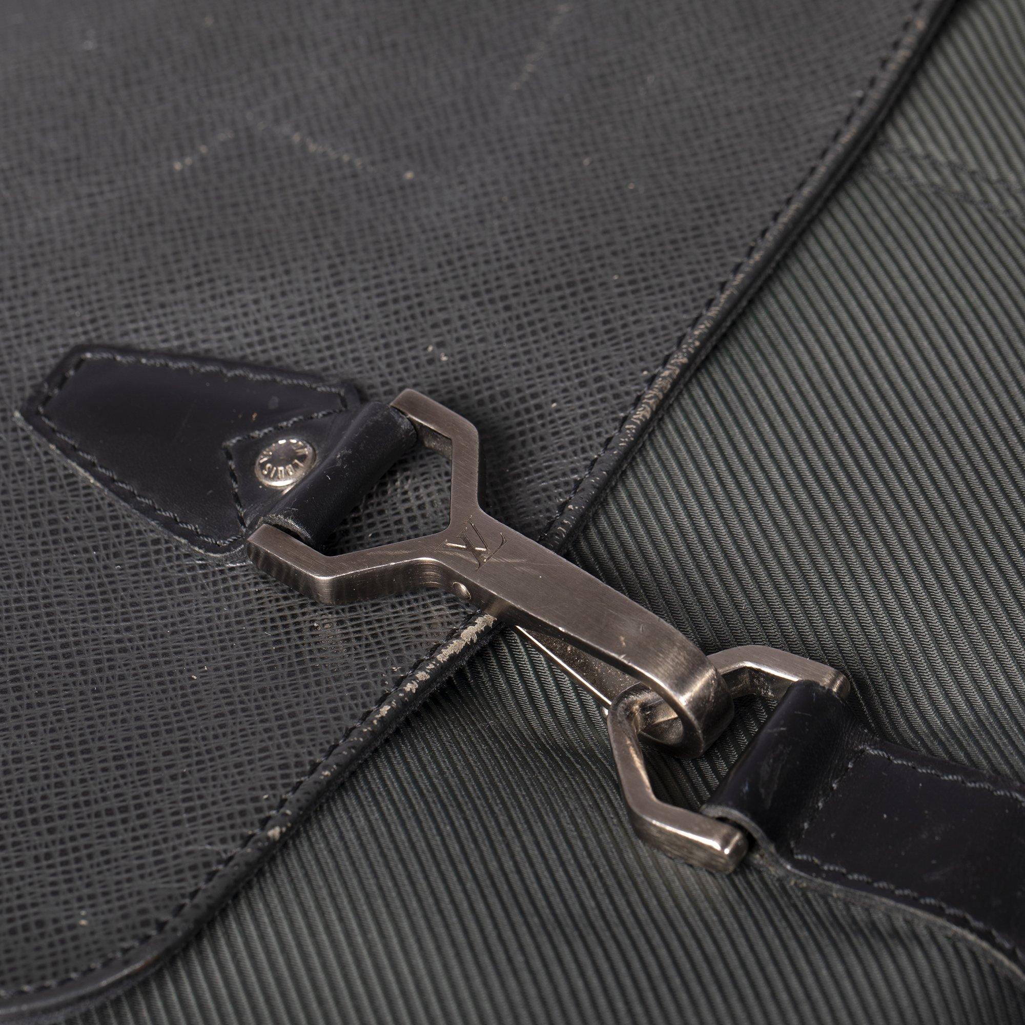 Louis Vuitton Taiga Dersou Messenger Bag