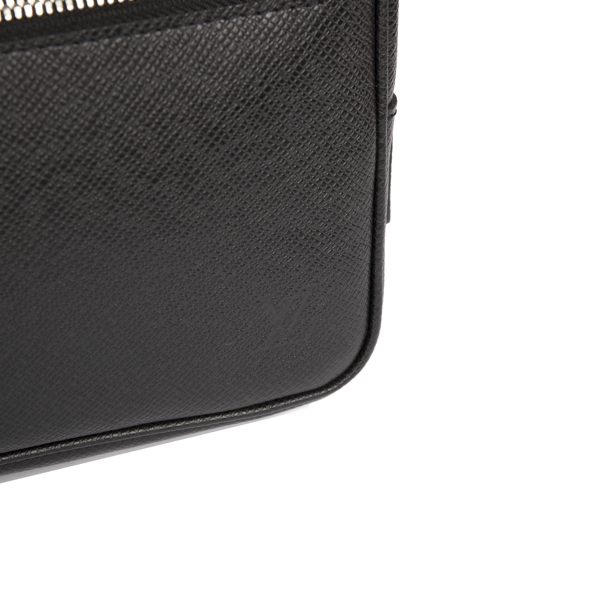 Louis Vuitton Taiga Leather Kasai Clutch