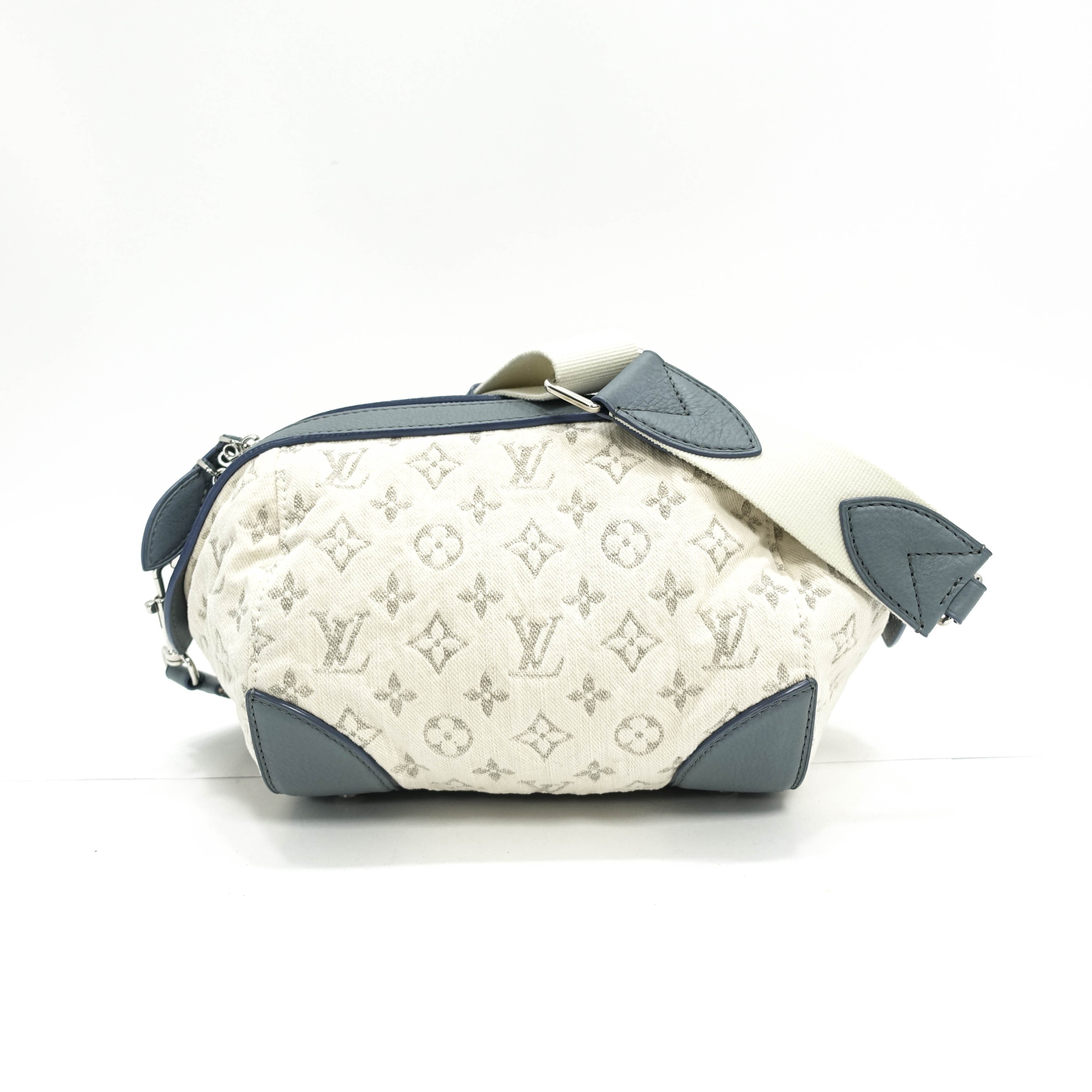 Louis Vuitton Limited Edition Bleu Monogram Denim Pochette Round