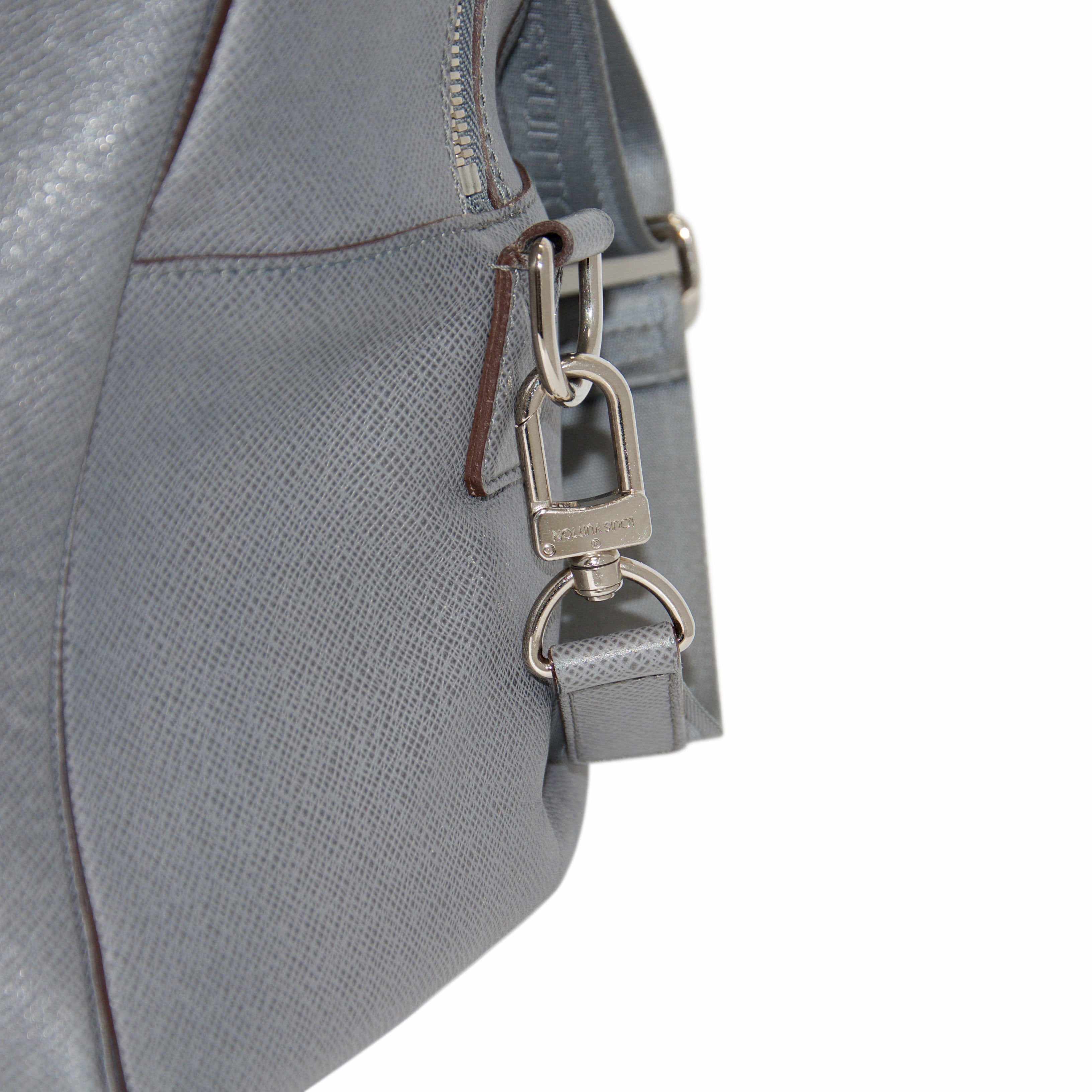 Louis Vuitton Taiga Kendall