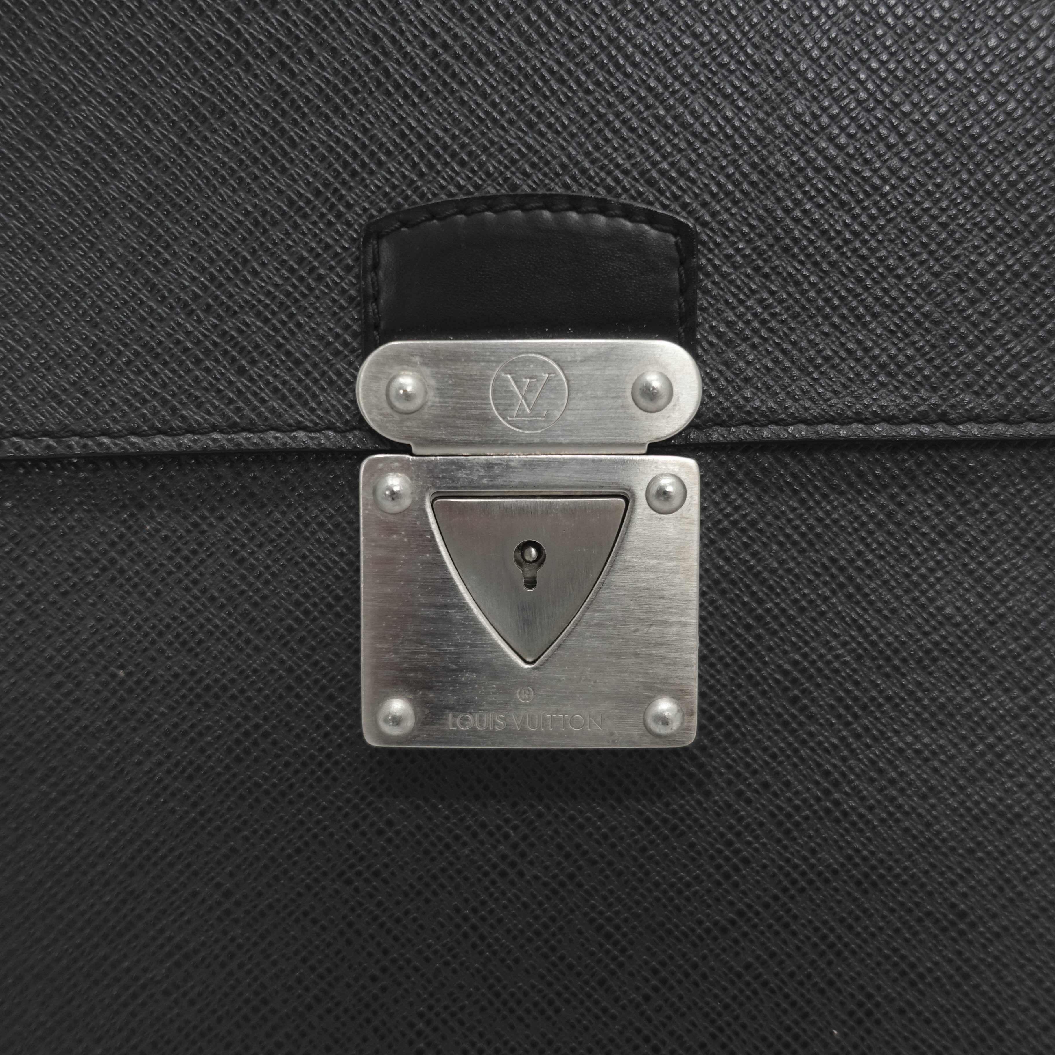 Louis Vuitton Taiga Minuto Portfolio